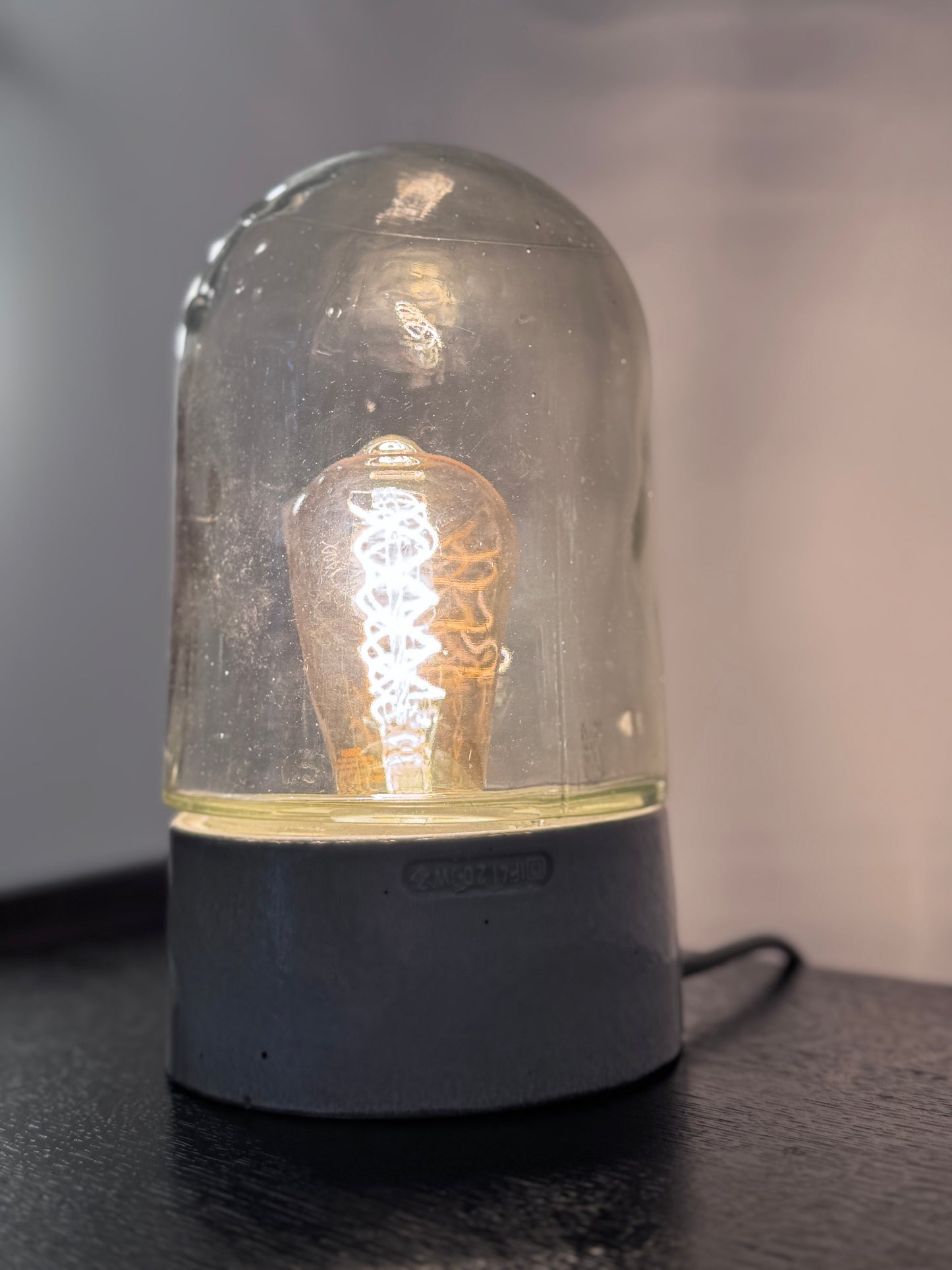Vintage Industrielampe aus Glas Upcycling Tischlampe