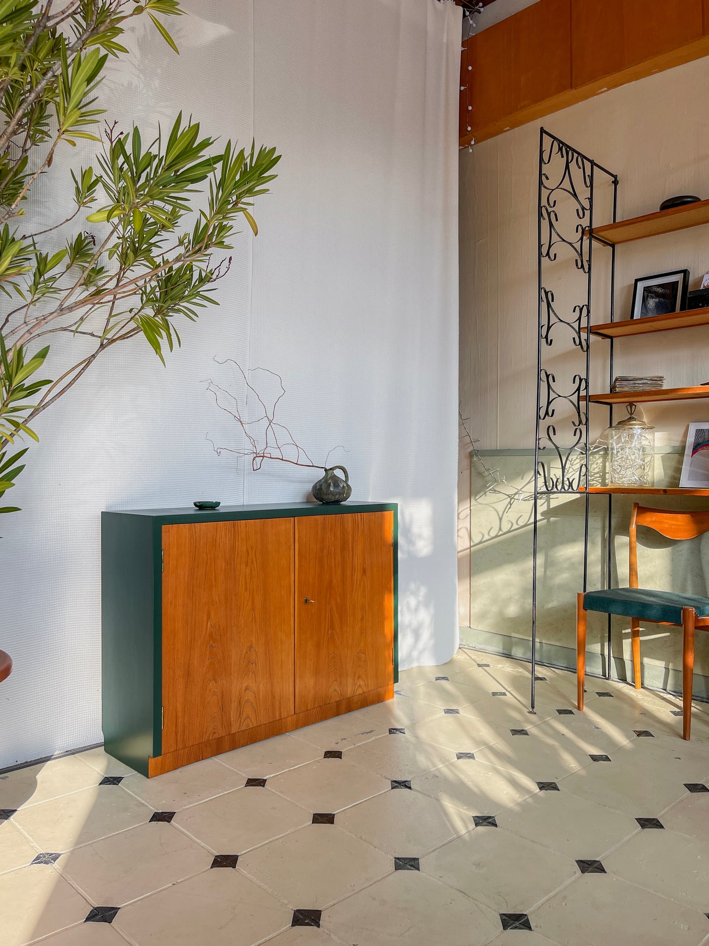 Kommode Bauhaus Grün braun 40er Vollholz Nußbaum Flur Bücherschrank