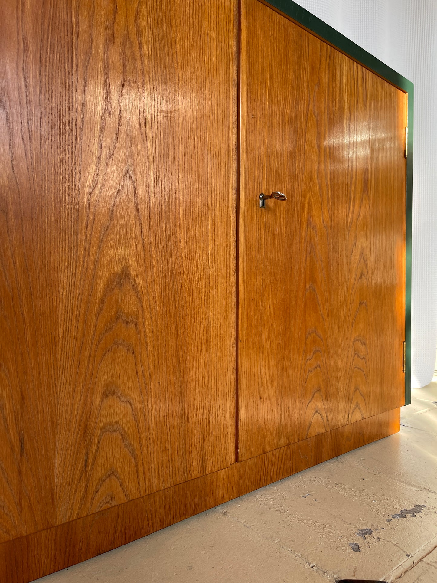 Kommode Bauhaus Grün braun 40er Vollholz Nußbaum Flur Bücherschrank