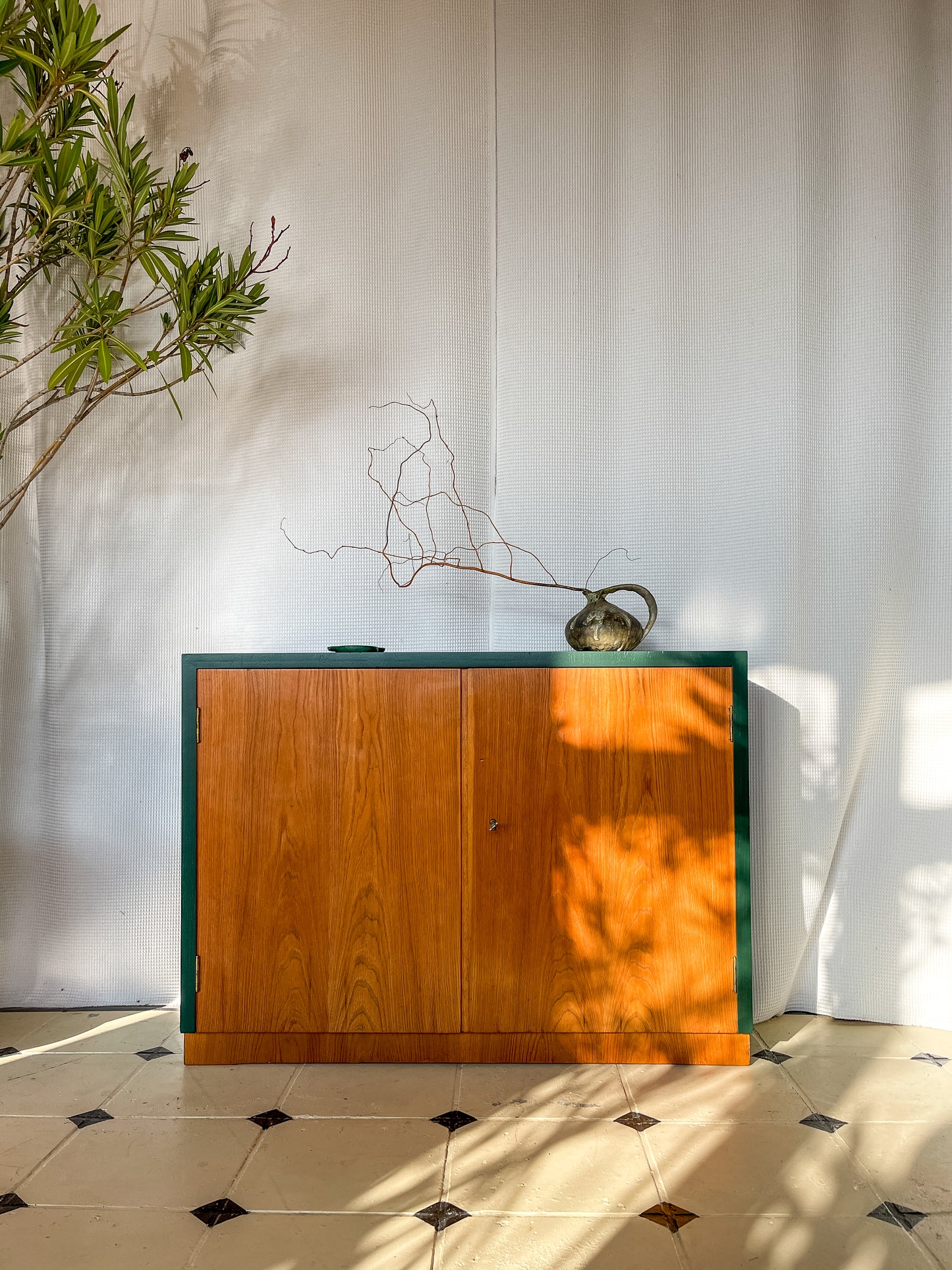 Kommode Bauhaus Grün braun 40er Vollholz Nußbaum Flur Bücherschrank