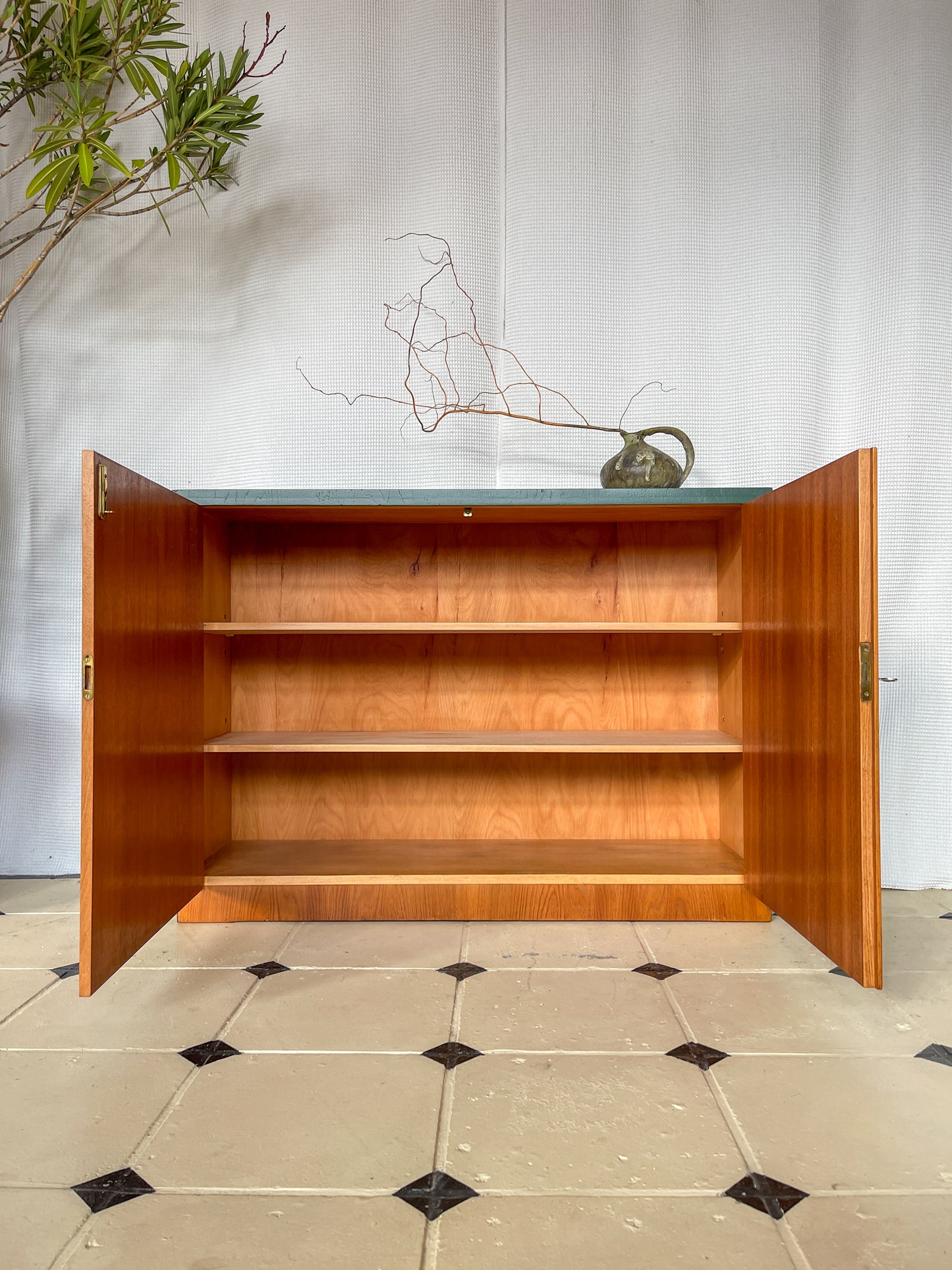 Kommode Bauhaus Grün braun 40er Vollholz Nußbaum Flur Bücherschrank