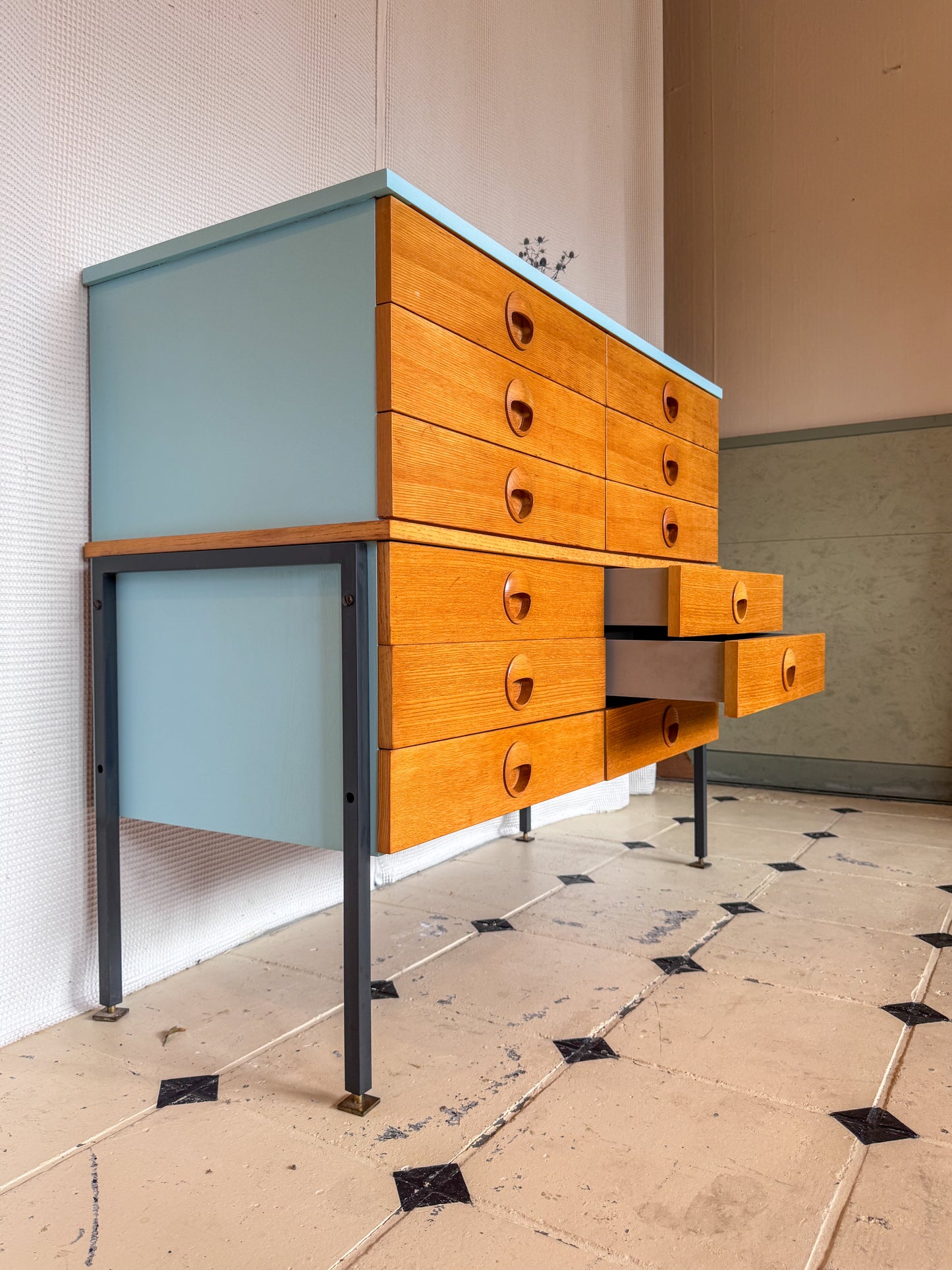 Highboard Hellerau 12 Schubfächer Büro modifiziert hellblau