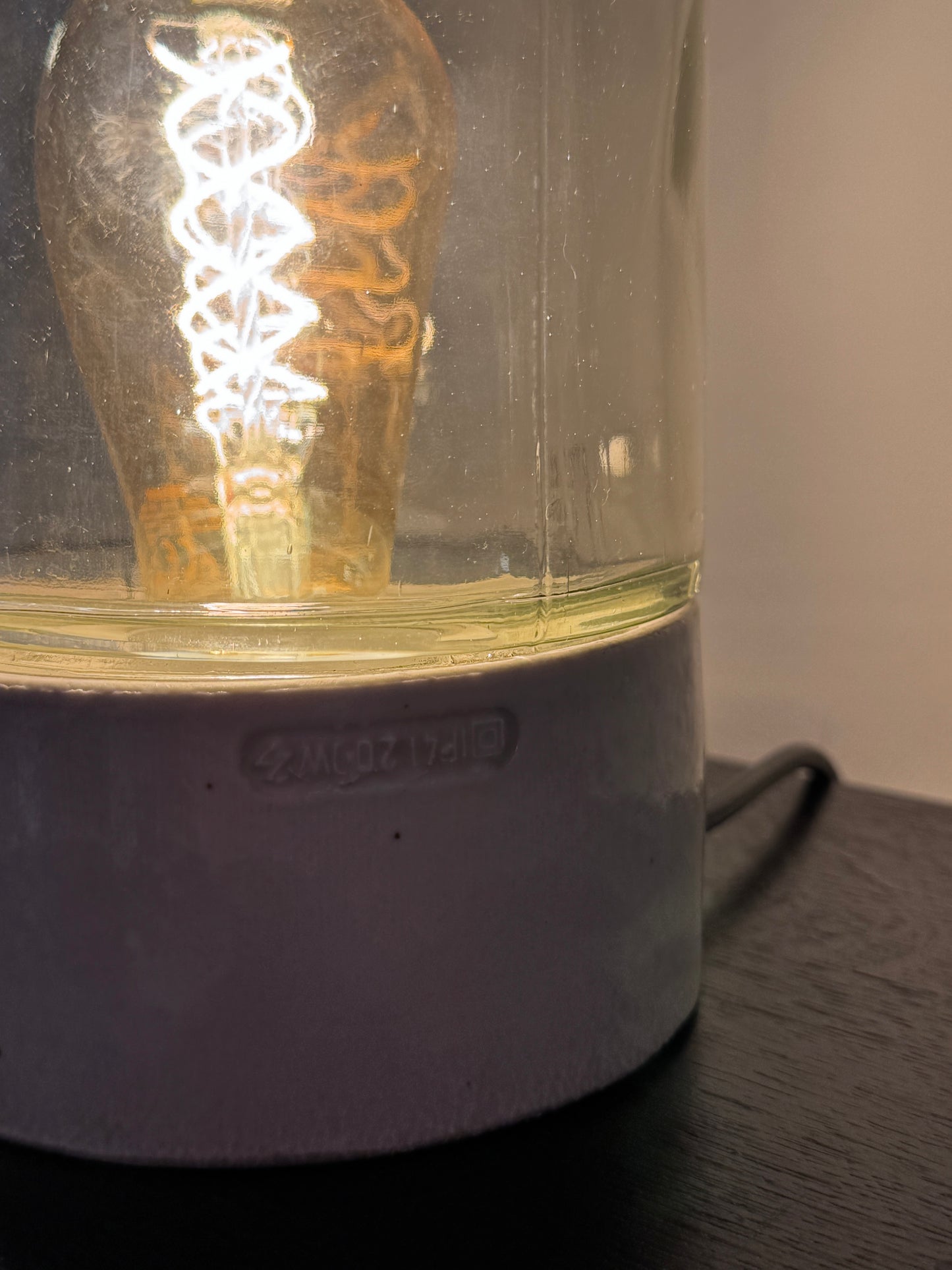 Vintage Industrielampe aus Glas Upcycling Tischlampe