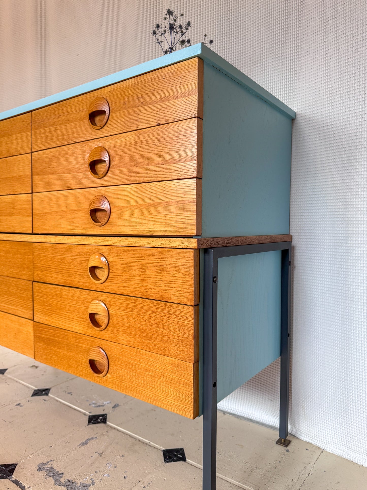 Highboard Hellerau 12 Schubfächer Büro modifiziert hellblau