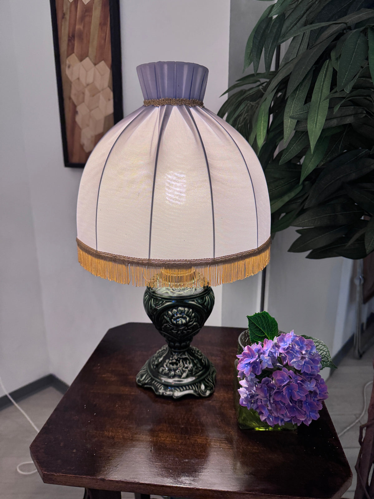 Vintage-Tischlampe – Dunkelgrüne Keramik mit elegantem Fransenschirm