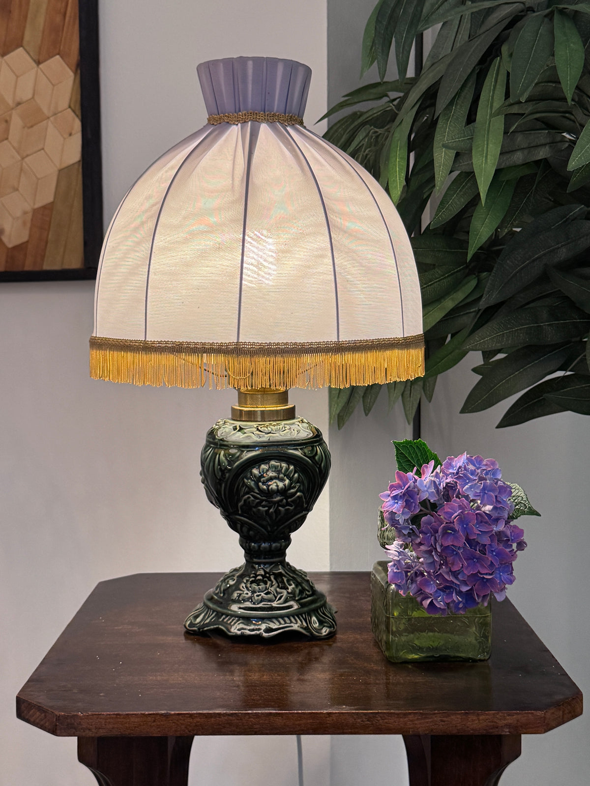 Vintage-Tischlampe – Dunkelgrüne Keramik mit elegantem Fransenschirm
