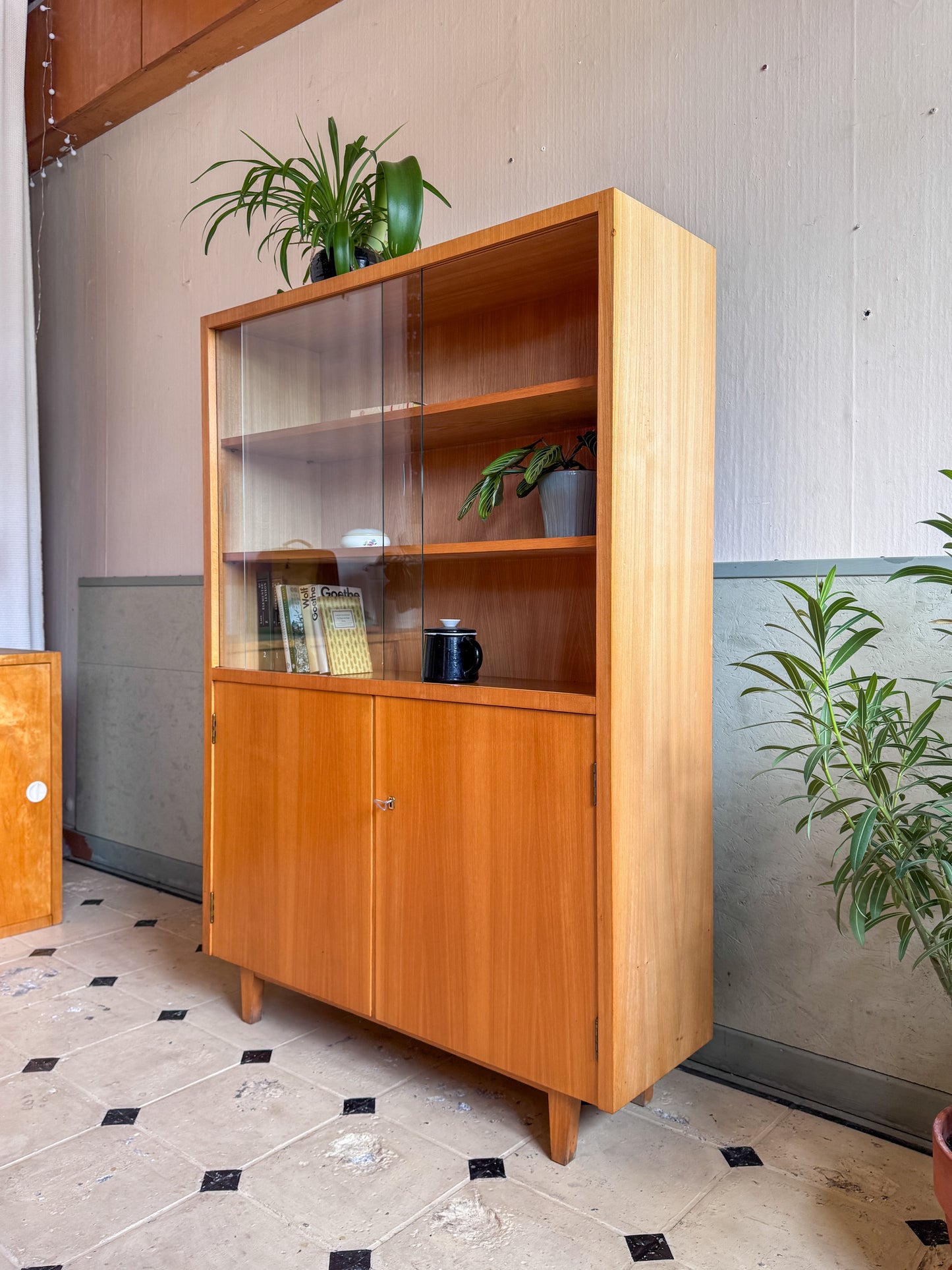 Vintage Vitrinenschrank / Bücherschrank von Reinicke & Andag Halle – 1960er Jahre