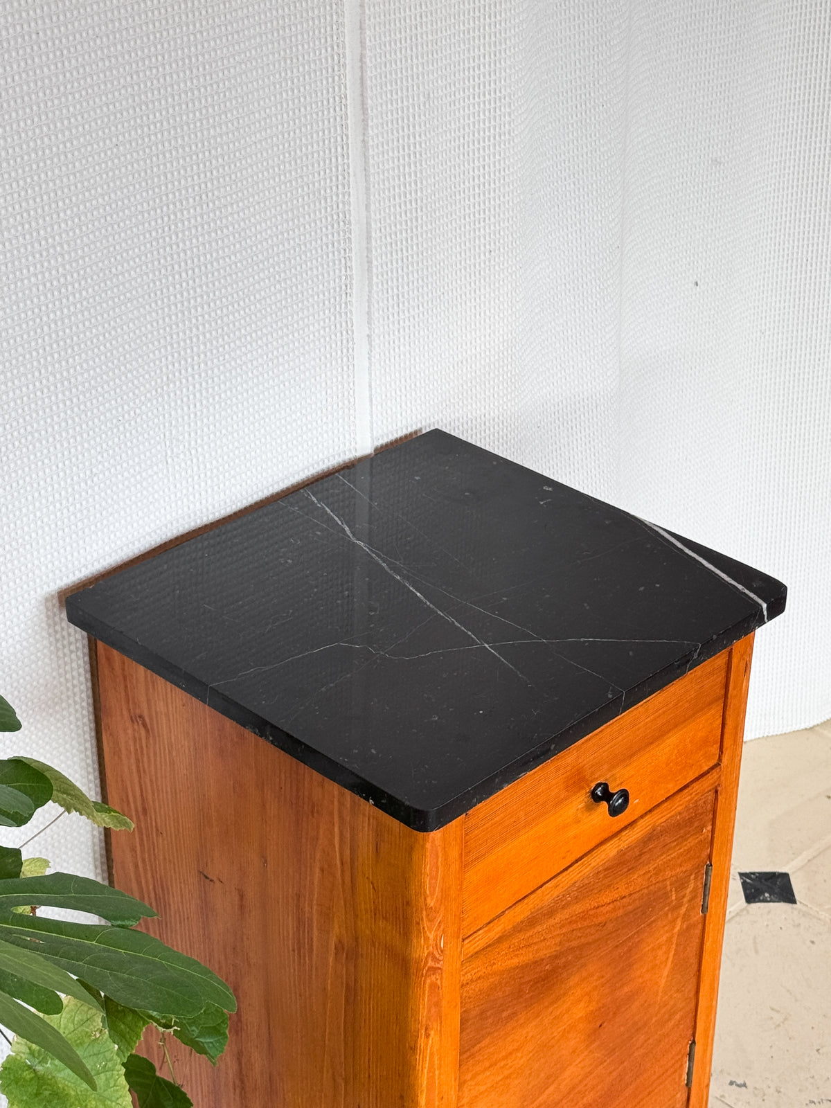 Nachttisch Antik Beistelltisch Marmor schlank Vollholz