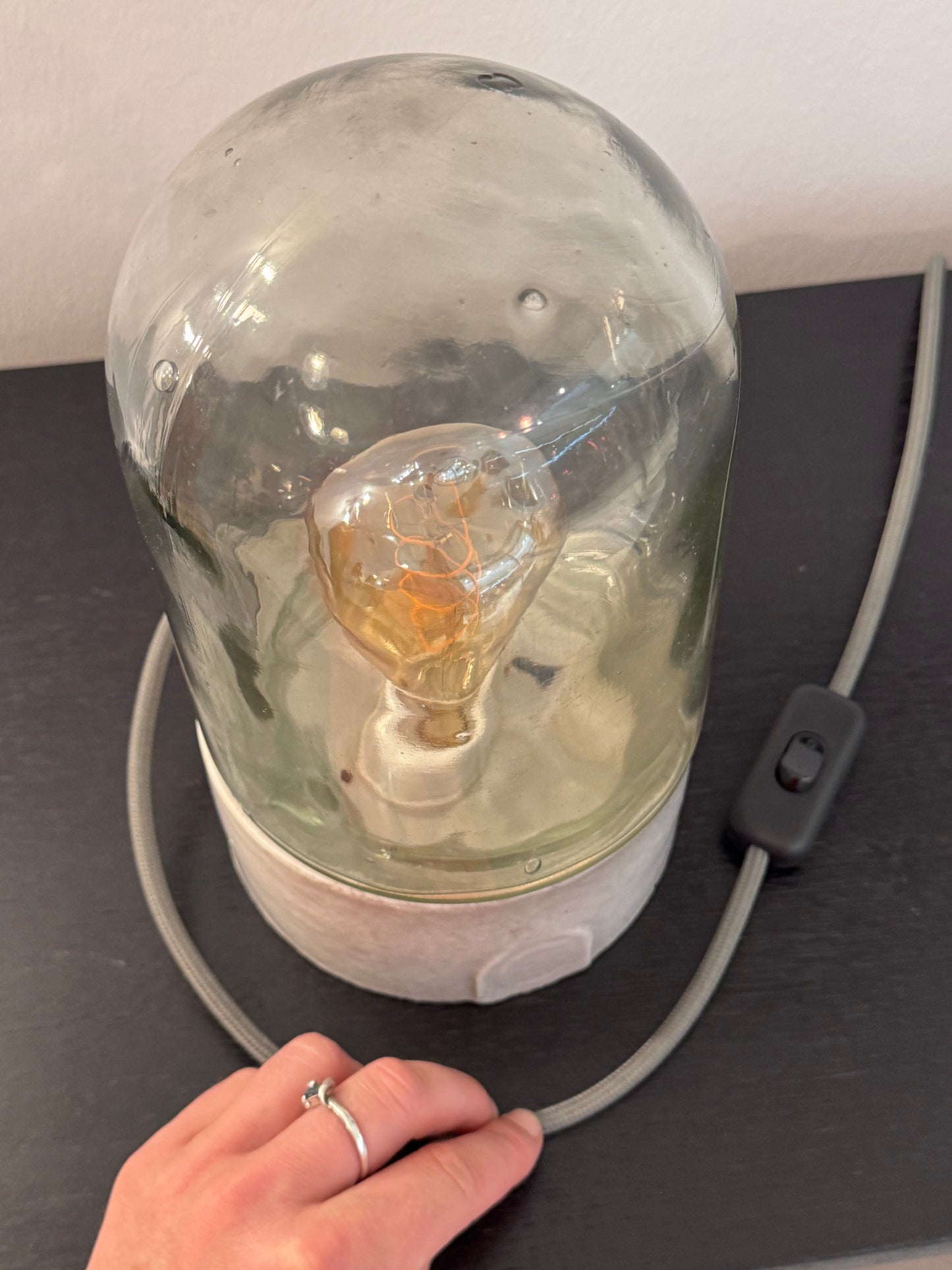 Vintage Industrielampe aus Glas Upcycling Tischlampe