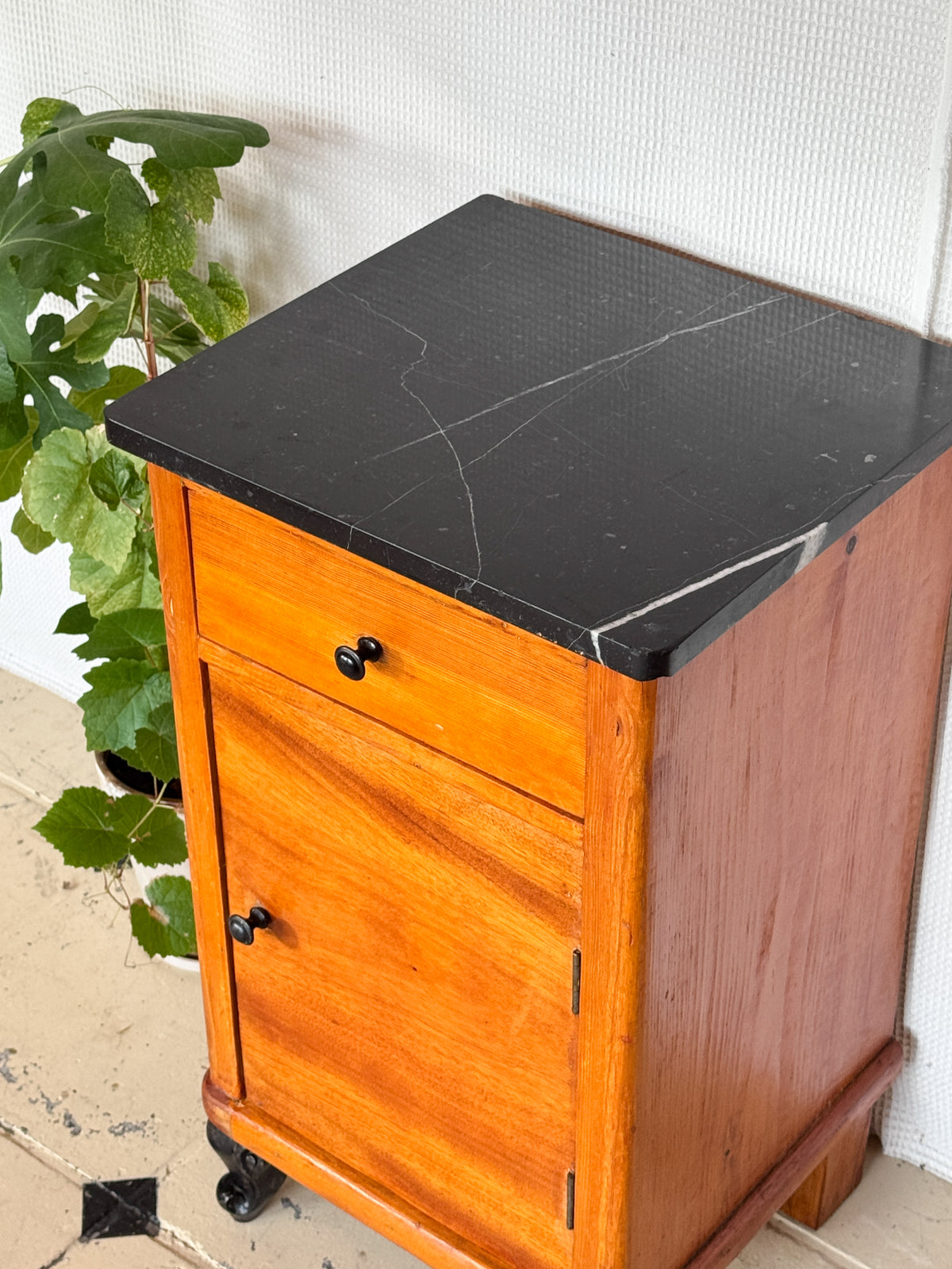 Nachttisch Antik Beistelltisch Marmor schlank Vollholz
