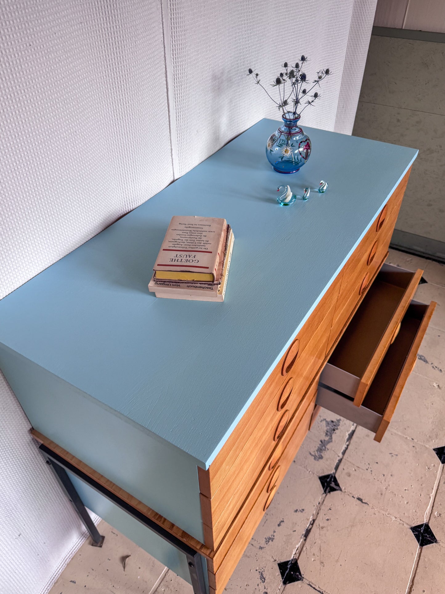 Highboard Hellerau 12 Schubfächer Büro modifiziert hellblau