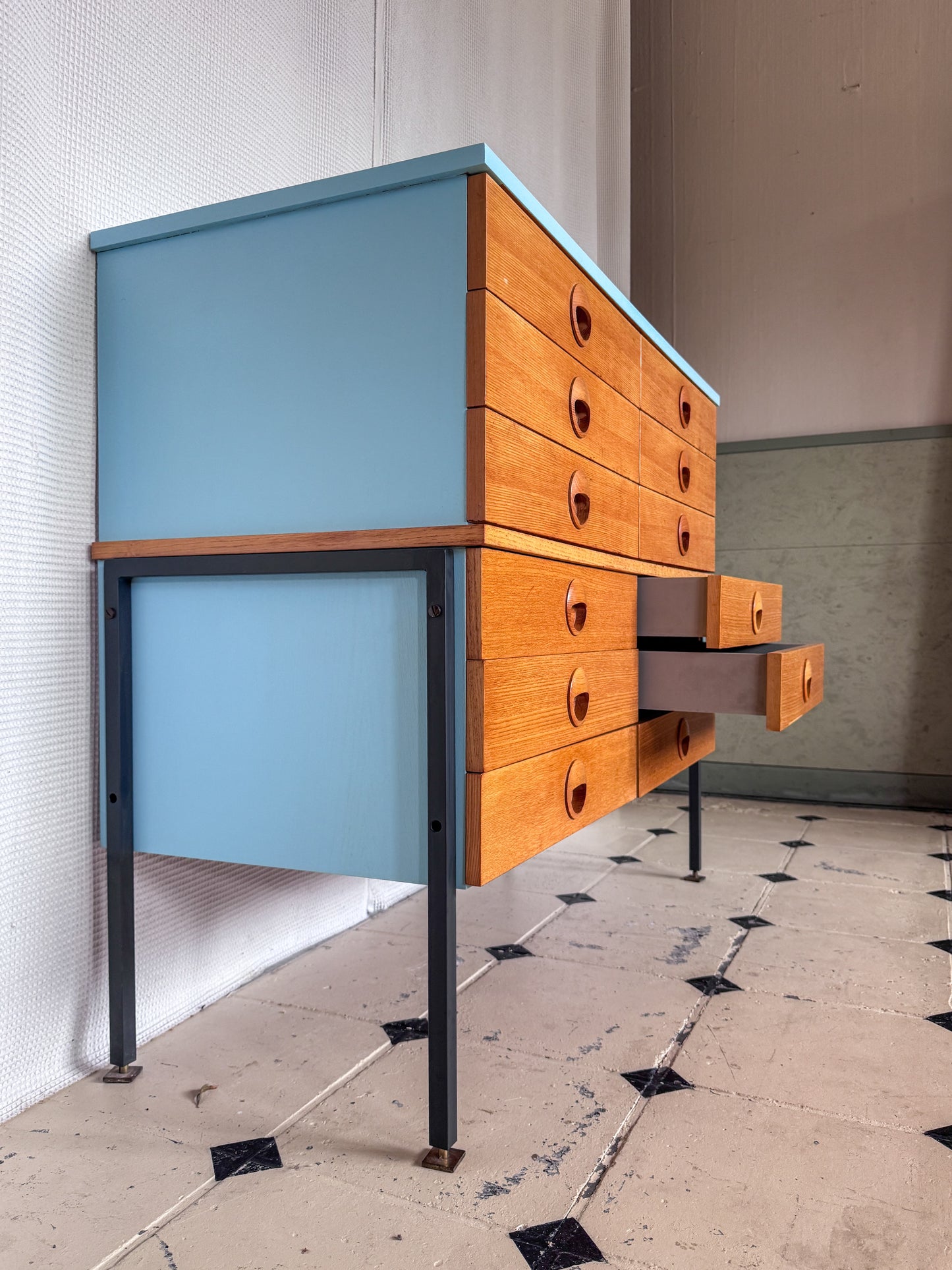 Highboard Hellerau 12 Schubfächer Büro modifiziert hellblau