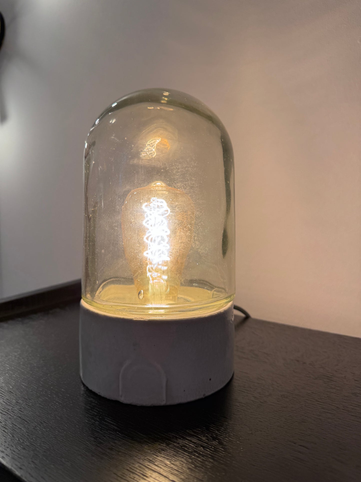 Vintage Industrielampe aus Glas Upcycling Tischlampe