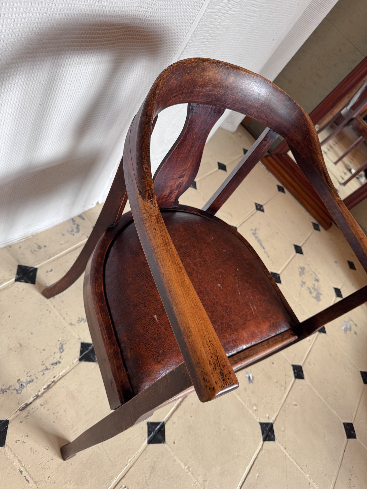 Antiker Jugendstil-Armlehnstuhl aus Eiche – mit originaler Patina
