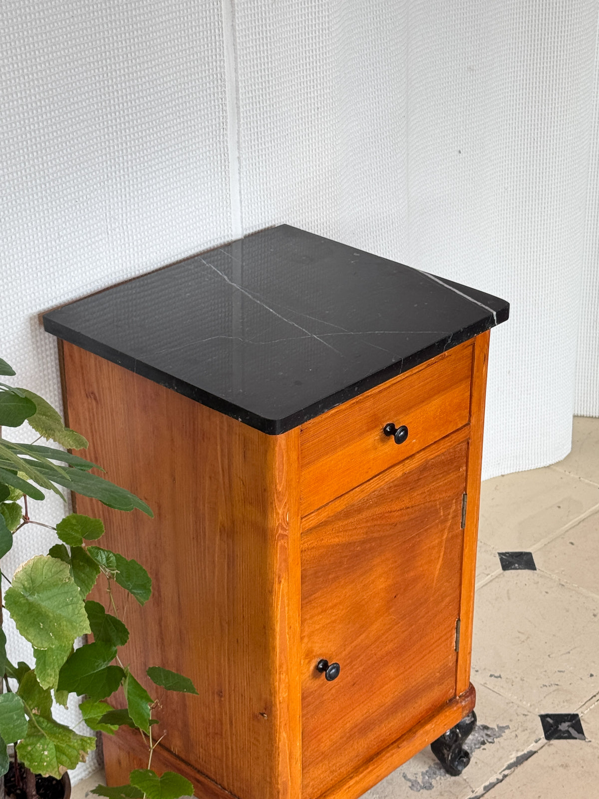 Nachttisch Antik Beistelltisch Marmor schlank Vollholz