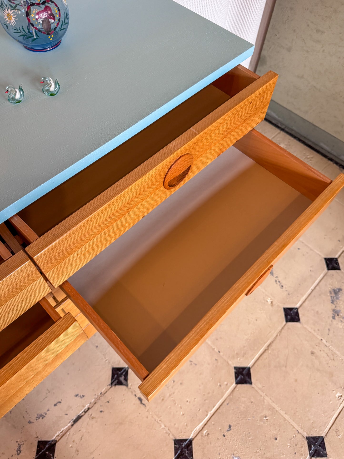 Highboard Hellerau 12 Schubfächer Büro modifiziert hellblau