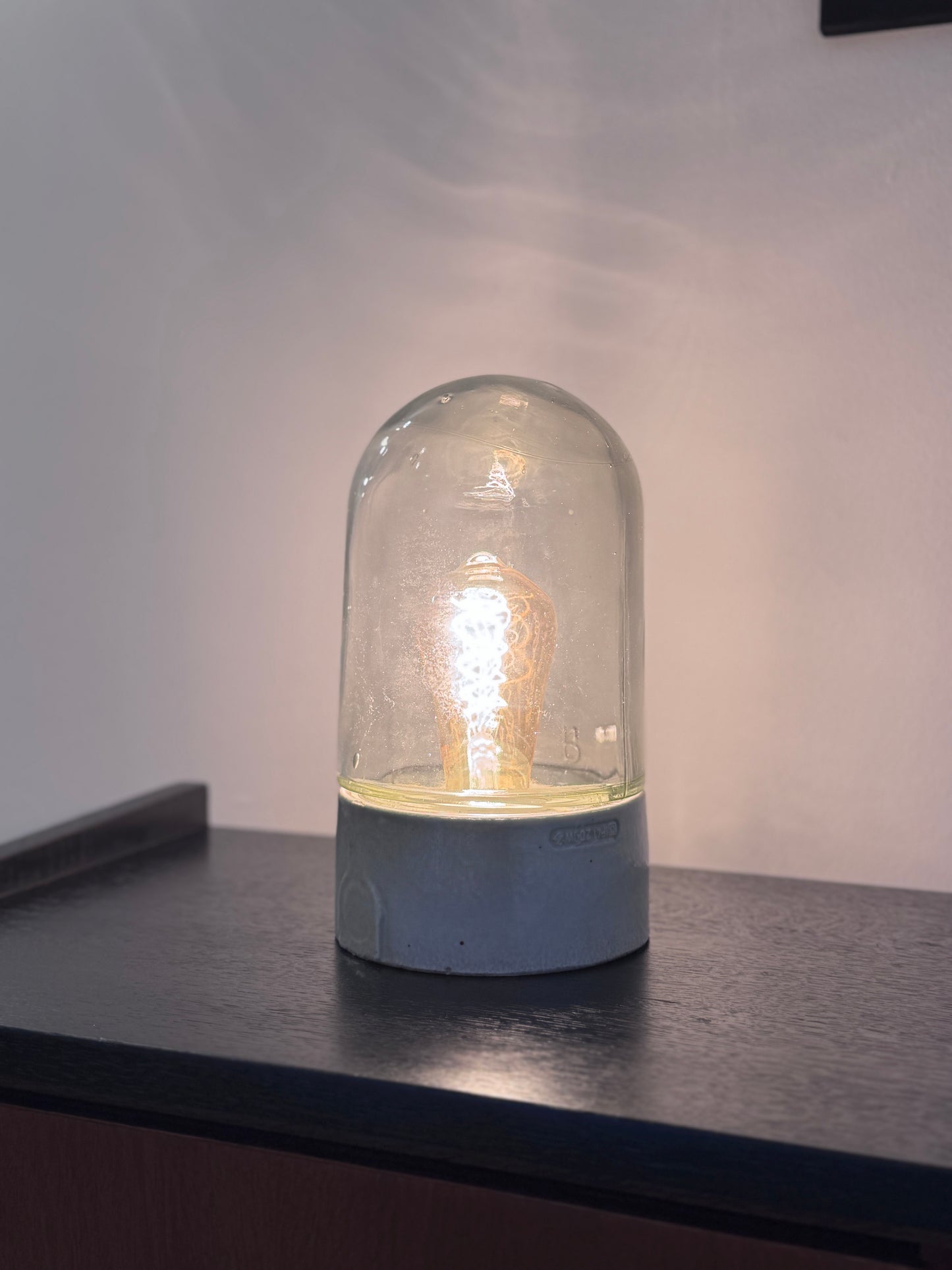 Vintage Industrielampe aus Glas Upcycling Tischlampe