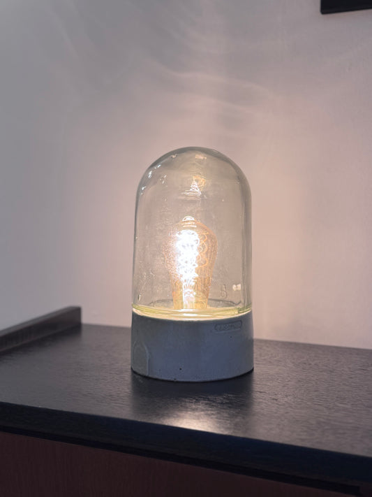 Vintage Industrielampe aus Glas Upcycling Tischlampe