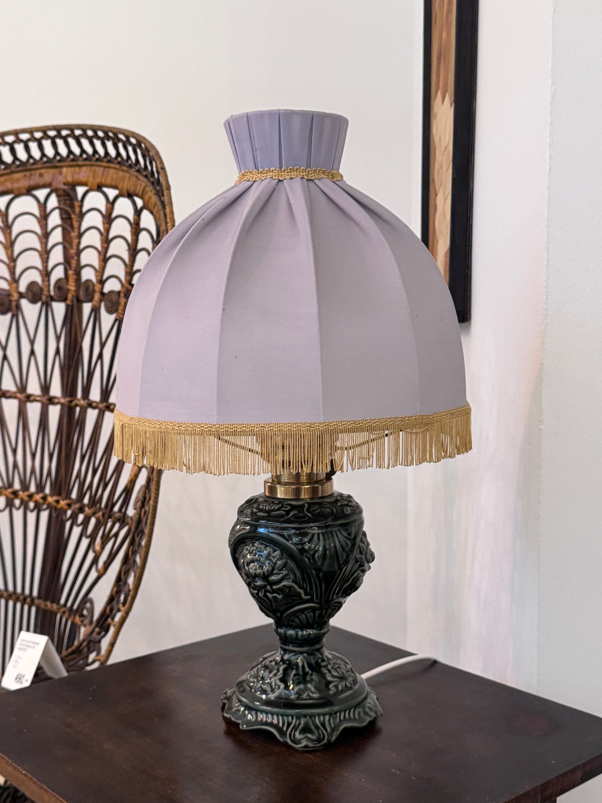 Vintage-Tischlampe – Dunkelgrüne Keramik mit elegantem Fransenschirm